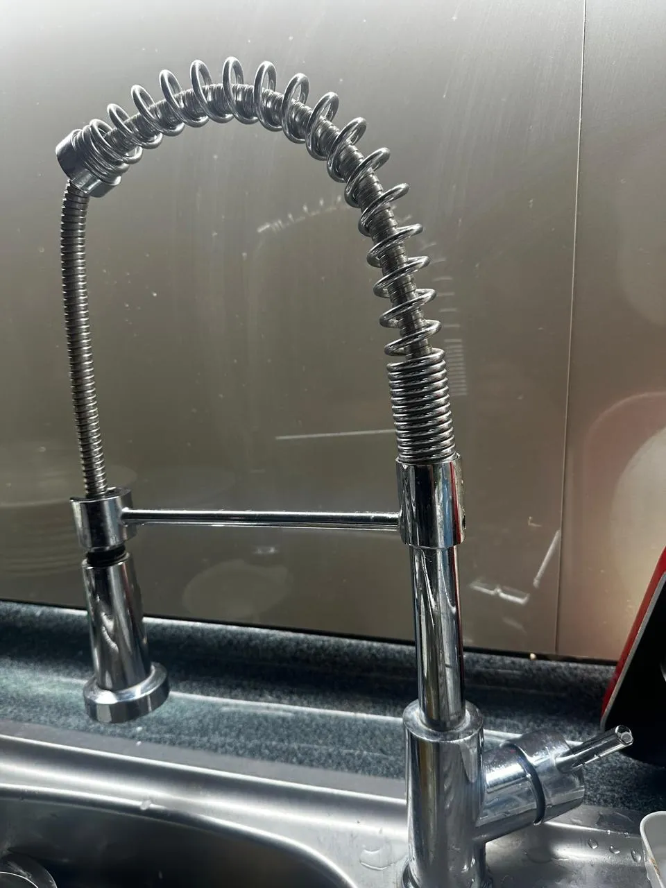 Fotografía de instalación de grifo en lavaplatos